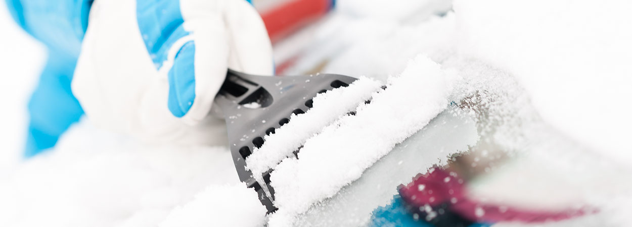 Eiskratzer mit Schneebesen und Teleskopstiel Angebot bei Sonderpreis  Baumarkt